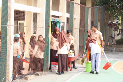 Jumat Bersih Guru Dan Siswa Bersihkan Lingkungan Sekolah Sma Negeri